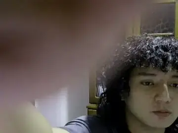 Stripchat Live Sex Cam of handsomeguy_carl